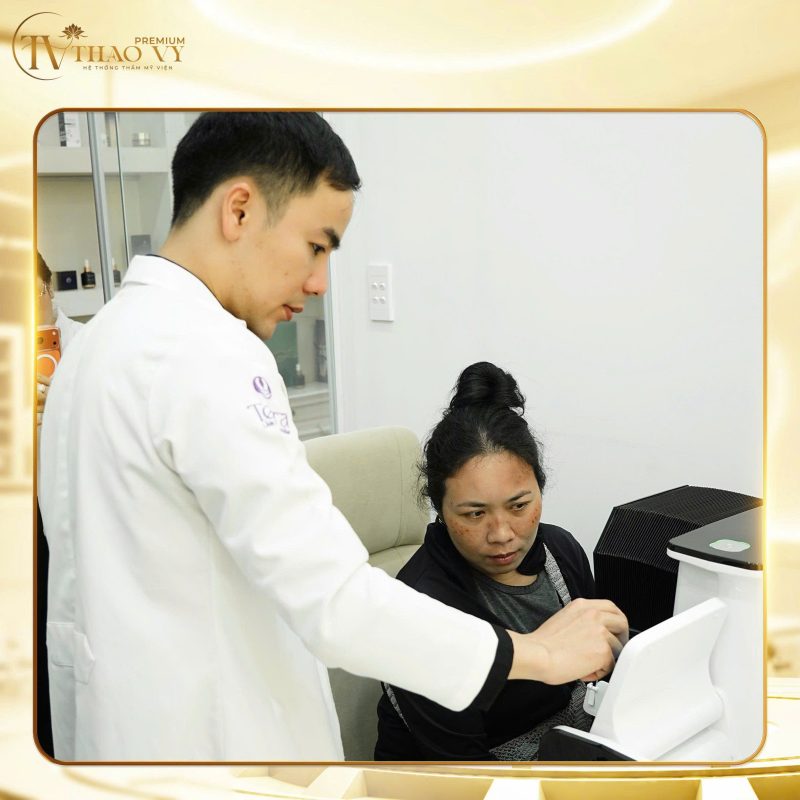 Quy trình soi da nám chuyên sâu tại Thảo Vy Premium cho khách hàng muốn cải thiện sắc tố.